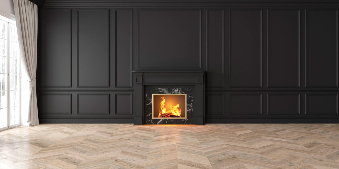 Parquet in legno chiaro posato a spina di pesce, caratterizzato da alta resistenza e sicurezza, anche in caso di incendio.