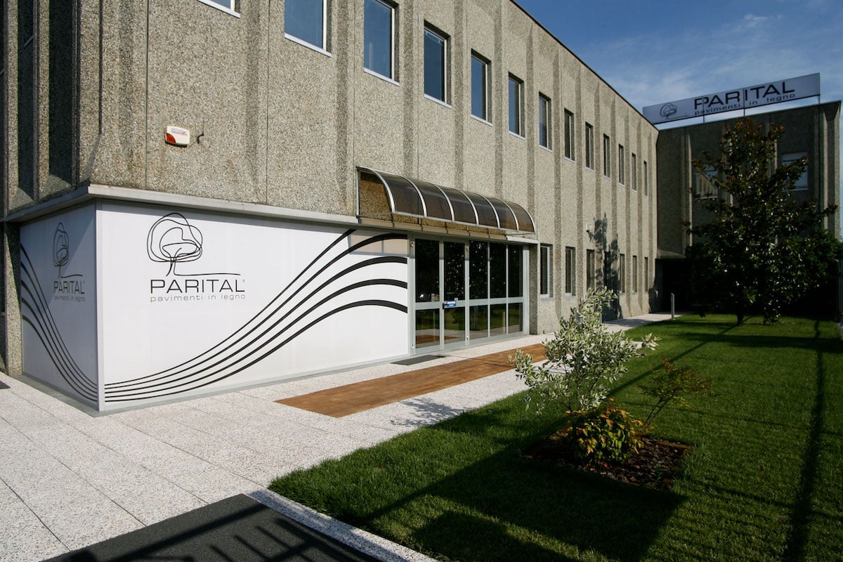 L'ingresso dell'azienda Parital, esperti di pavimenti in legno e pavimenti vinilici a Torino.