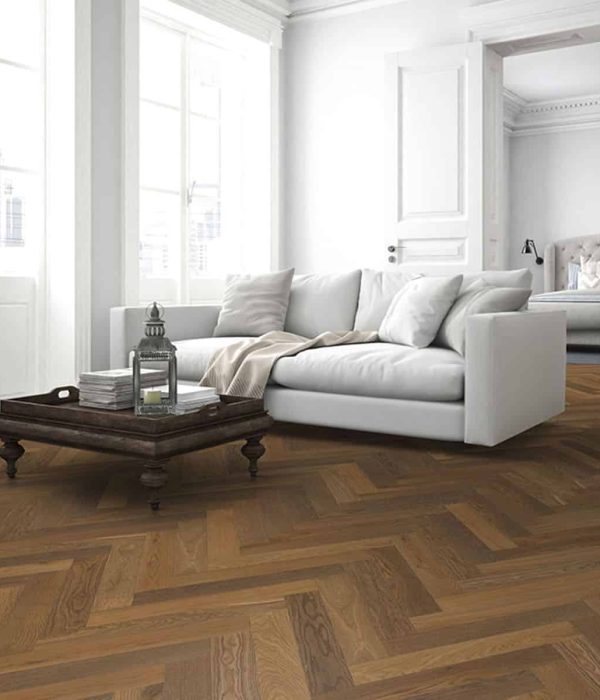 Un soggiorno con pavimento in legno naturale per interni modello Radici, realizzato da Parital, esperti di parquet a Torino.