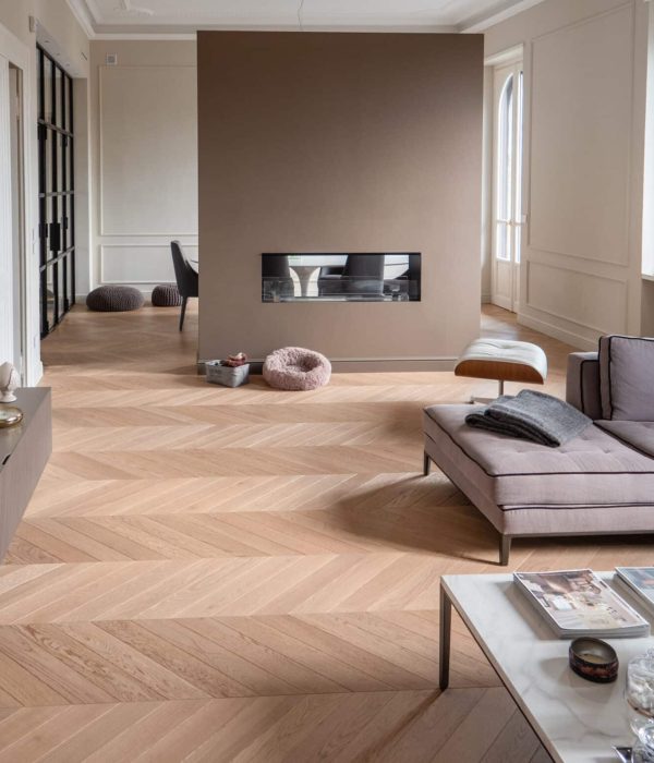 Le Spine, il parquet dal legno naturale, nella versione Crema, posato negli interni di una casa a Torino.