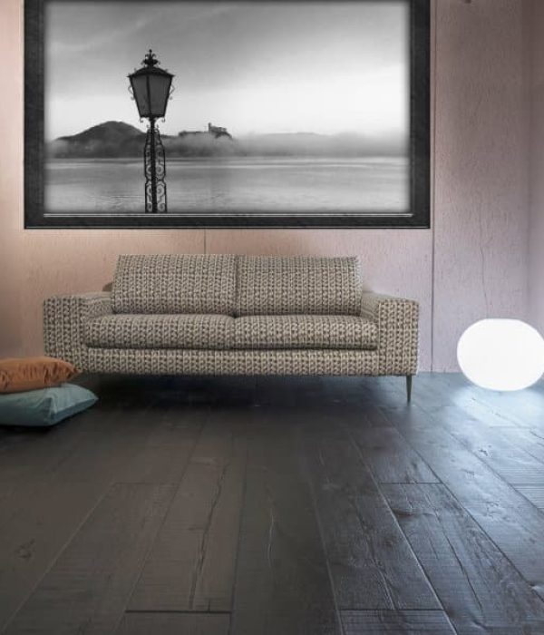 Zona living con pavimento in legno scuro del modello Casati XL, realizzato da Parital, produttori di parquet a Torino.